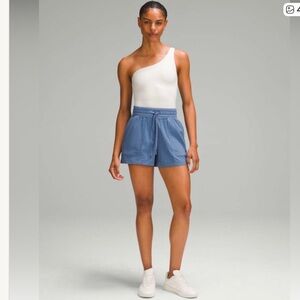 Lululemon Dance Studio High-Rise Short 3.5"
Oasis Blue size 6